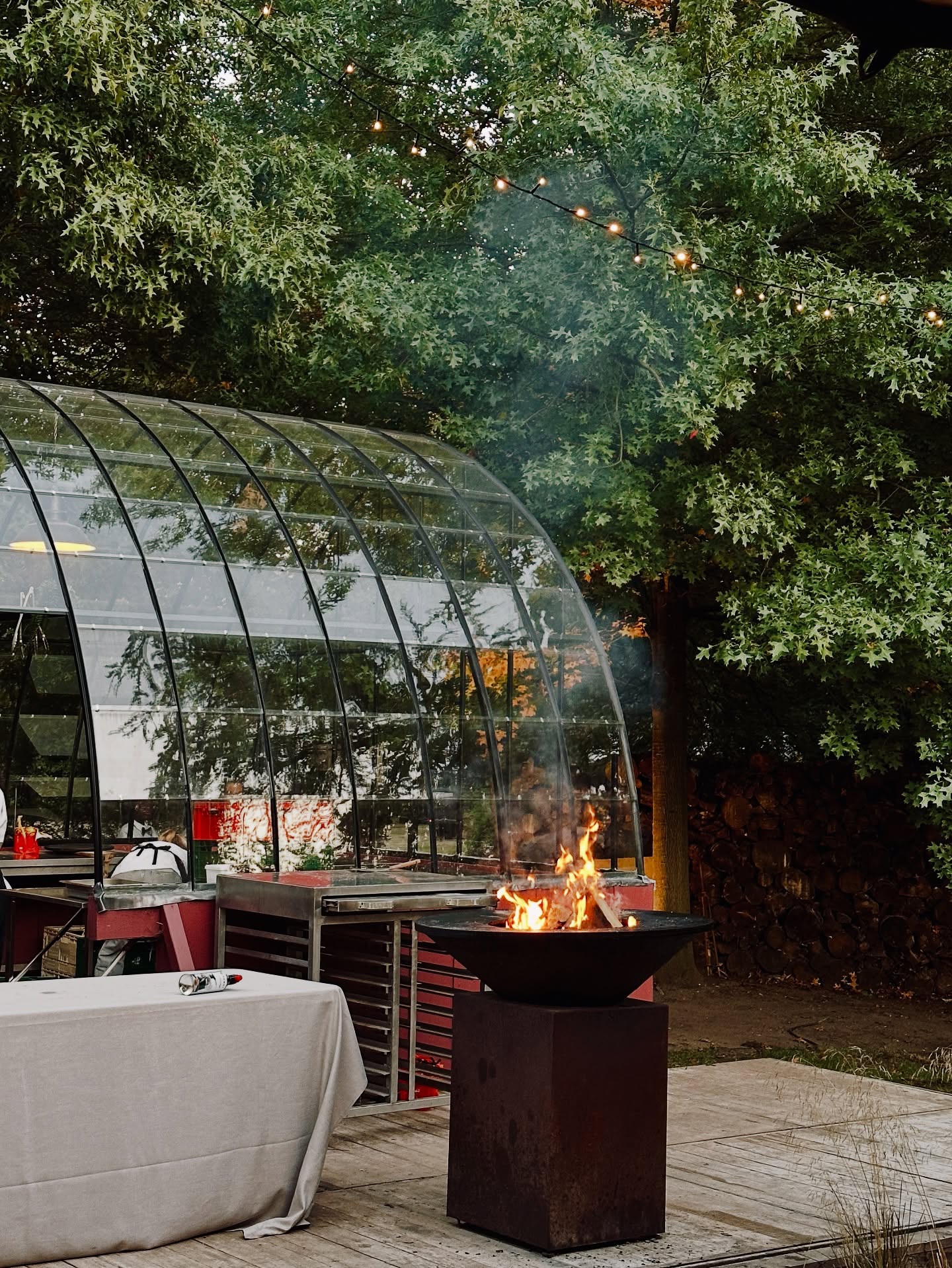 Sfeer in Les Jardins bij avond